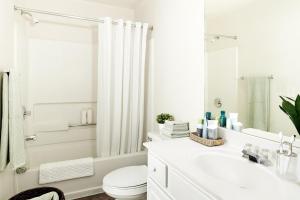 休斯顿InTown Suites Extended Stay Houston TX - Stuebner Airline Rd的白色的浴室设有卫生间和水槽。