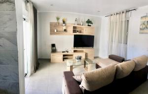 罗哈莱斯Quesada Luxury Villa的带沙发和电视的客厅