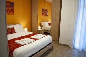 罗马Borgo San Lorenzo Roma的一间卧室配有一张床,上面有两条毛巾