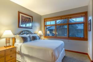 Capitol Peak Lodge by Snowmass Mountain Lodging客房内的一张或多张床位