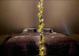 伯青顿Quex Livery Glamping的一张带花柱的床