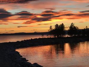 ElgaBåtstø Camping的水中小岛的日落