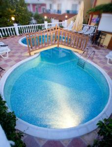 利迈纳里亚阿加利酒店的一座大型游泳池四周设有木栏杆