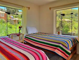 奥科苏尤Richar’s home - experience Amantani with my family的一间卧室设有两张床和窗户。