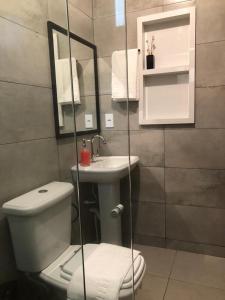 伦索伊斯Casa Funchal Master的一间带卫生间和水槽的浴室