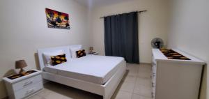 埃斯帕戈斯Apartamento Teixeira的卧室配有白色的床和黑色窗帘