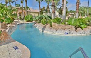 Relaxing resort, spacious pool near Disney内部或周边的泳池