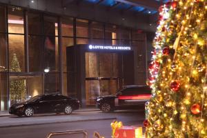 河内河内乐天酒店的建筑物前的圣诞树