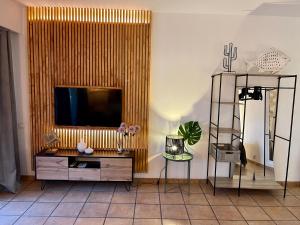 马贝拉PUERTO BANUS POL Suite y HADA Suite的客厅设有壁挂式平面电视。