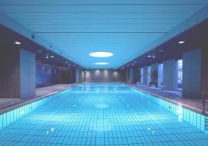 京都京都格兰比亚大酒店的蓝色天花板建筑中的游泳池