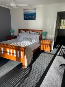 天阁露玛Villa 39 Beachfront的一间卧室设有一张大床和两个床头柜