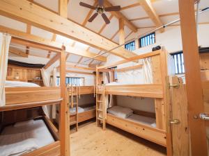 高松若叶屋旅馆的小屋内带双层床的房间