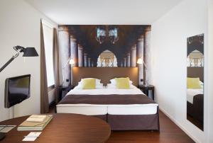 苏黎世吕特里索雷尔酒的一间卧室配有一张大床和一张书桌