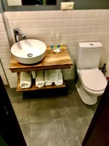 第比利斯Old Town Mtatsminda的浴室配有白色水槽和卫生间。