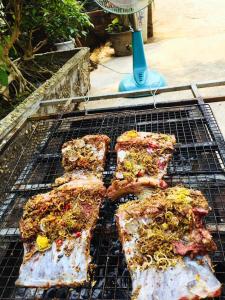 木州县Homstay Sinh thái Cây Sung Mộc Châu的烤架上放着四块肉