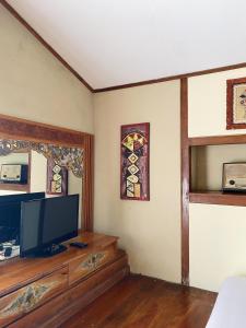 伦邦萨普里迪咖啡馆、画廊及度假酒店的一间带电视和窗户的客厅