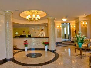 波尔塔瓦阿里亚格兰德酒店的大厅,有两个人站在柜台