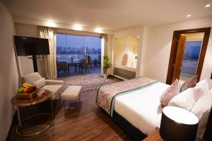 古尔冈Regenta Suites Gurugram, Sohna Road, Sector 49的酒店客房设有床和客厅。