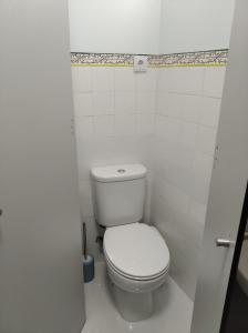 布拉加Quinta dos Campos - Apartamento 2的浴室位于隔间内,设有白色卫生间。