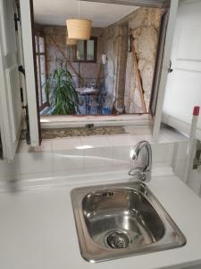 布拉加Quinta dos Campos - Apartamento 2的厨房里的一个水槽,上面有窗户