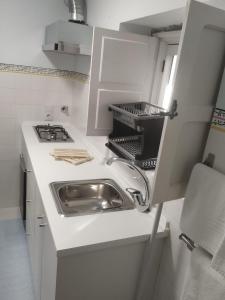 布拉加Quinta dos Campos - Apartamento 2的厨房配有水槽和炉灶