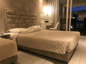 帕雷恩特西菲基昂Porto Palio Beach Hotel的酒店客房设有两张床和窗户。