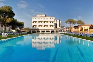 坎尼吉翁AHR Baja Hotel & Spa Cannigione的一座大型游泳池,其建筑背景为: