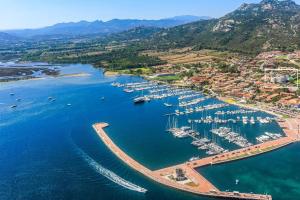 坎尼吉翁AHR Baja Hotel & Spa Cannigione的海港的空中景色,水中有船只