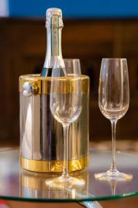 列日GITADIN - Deluxe Suite Valens - Historical Center的两杯葡萄酒和一瓶香槟酒