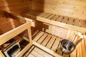 赫尔辛基Apartment, SleepWell, Tyynimeri with private parking and optional private sauna的享有带桶的木制桑拿的内部景色