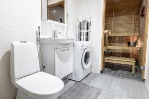 赫尔辛基Apartment, SleepWell, Tyynimeri with private parking and optional private sauna的一间带卫生间和洗衣机的浴室