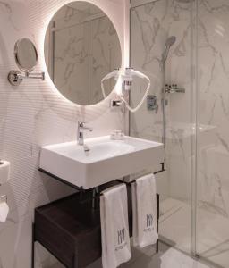 伊斯坦布尔妮娜酒店的一间带水槽、镜子和淋浴的浴室
