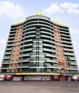 迪拜迪拜酋长星级公寓酒店的一座大建筑,上面有标志