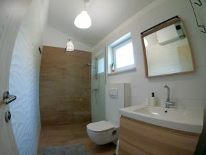 茨雷斯Gavan Room的浴室配有卫生间、盥洗盆和淋浴。