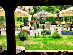 克拉科夫艺术花园住宅酒店的享有带桌椅的庭院的窗户