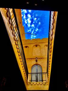 开罗Gamaleya Boutique Hotel的从带窗户的建筑中欣赏到天空美景