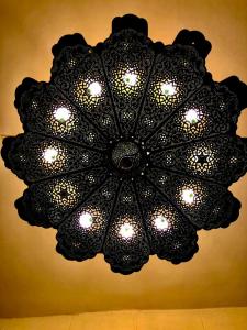 开罗Gamaleya Boutique Hotel的挂在天花板上的黑色吊灯
