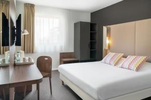 伯明翰伯明翰姆钟楼酒店的卧室配有一张白色大床和一张书桌