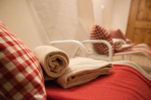 BischofsreutLandhotel zum Matthiasl的床上的一大堆毛巾
