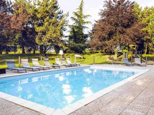 博讷诺沃特宝纳酒店的一个带躺椅的游泳池和游乐场