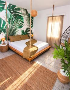 罗希姆诺Villa Sea Horizon的卧室配有秋千床和植物