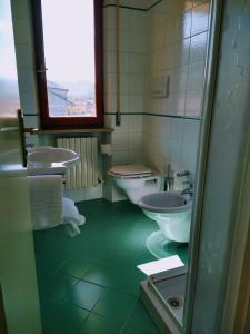 科玛南扎达罗维利诺餐厅酒店的浴室设有2个水槽和2个卫生间