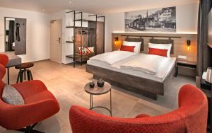 阿尔滕斯泰希Rose Bistro & Gästezimmer的一间卧室配有一张床和两张红色椅子