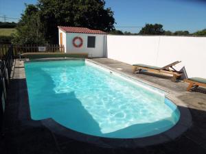 拉科克Beautiful 2 bedroom guest house with private pool in Lacock, Wiltshire的后院里的一个蓝色海水的大型游泳池