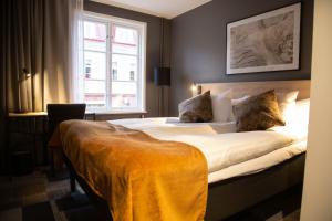 卡尔斯克鲁纳Best Western Plus JA Hotel Karlskrona的一间卧室设有一张大床和窗户