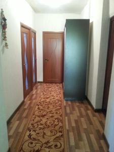 皮聪达Квартира у Светы的走廊上设有两扇门和地毯