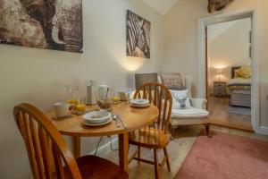 The Lodge, Wherstead的一间带木桌和椅子的用餐室