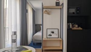 马赛Maison Juste的一间带镜子、一张床和一张桌子的卧室