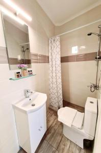 卡尔帕索斯Avra Rooms的白色的浴室设有水槽和卫生间。