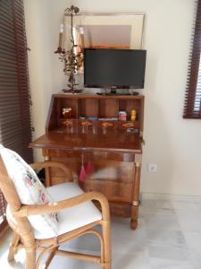卡拉恩弗卡特villa Getty的一张桌子,电视机和椅子放在房间里